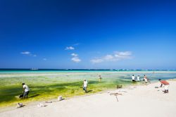 La pulizia della spiaggia di White beach a Boracay, isola delle Filippine - © saiko3p / Shutterstock.com