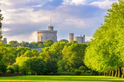 La Round Tower presso il Castello di Windsor e il grande parco ad ovest di Londra