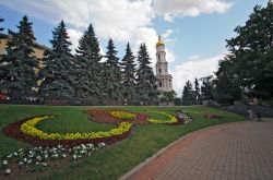 La sala dell'organo della filarmonica di Kharkiv e il vicino parco con fiori e alberi, Ucraina
