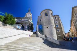 La scalinata che porta alla cattedrale di Santa Maria a Vitoria Gasteiz, Spagna - © jorisvo / Shutterstock.com