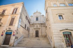 La scalinata che porta alla chiesa di Santa Lucia a Matera, Basilicata. La sua costruzione venne ultimata nel 1797 - © John_Silver / Shutterstock.com
