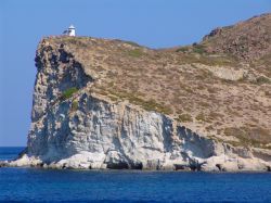 La scogliera rocciosa e brulla della piccola isola di Kimolos, Grecia: nota con il nome italiano di Argentiera, questa terra di origine vulcanica ha un clima non adatto alla coltivazione.

 ...
