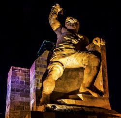 La scultura di El Pipila fotografata di notte nel centro di Guanajuato, Messico. La scultura risale al 1939 ed è opera dello scultore Juan Fernando Olaguibel - © Bill Perry / Shutterstock.com ...