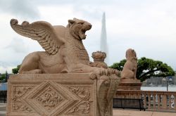 La scultura di un leone alato sul lungolago di Ginevra, Svizzera.  Passeggiando sul Quai de Gustave Ador si può raggiungere il vero e proprio simbolo della città, il jet d'eau, ...