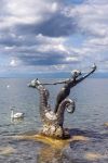 La scultura di una ragazza con un cavalluccio marino sul lago di Ginevra a Vevey, Svizzera. A realizzarla in bronzo è stato l'artista Edouard-Marcel Sandoz - © irisphoto1 / Shutterstock.com ...
