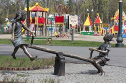 La scultura intitolata "Bambini oscillano sull'altalena" al parco Gorky di Kharkiv, Ucraina - © Valentyn1961 / Shutterstock.com
