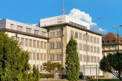 La sede centrale della Nestlé a Vevey, Svizzera. Proprio in questo moderno centro regionale si trova la sede della famosa azienda Nestlé, gruppo alimentare di fama mondiale - © ...