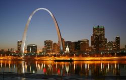 La Skyline di Saint Louis si riflette di notte sul fiume Missouri - © Daniel Schwen / Wikipedia