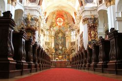 La sontuosa navata dell'abbazia di Durnstein, valle di Wachau (Austria) - © sasimoto / Shutterstock.com