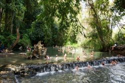 La sorgente di Sai Ngam a Mae Hong Son, Thailandia. Situata a circa 30 minuti da Pai, è una piccola fonte di acqua calda - © photo one / Shutterstock.com