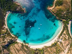 La spettacolare spiaggia della Rondinara in Corsica. Situato fra Porto Vecchio e Bonifacio, questo tratto di litorale è uno dei più belli di tutta l'isola.
