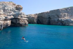 La spettacolare spiaggia di Tiganakia sull'isola di Lipsi, Grecia, fra formazioni rocciose e acqua blu cobalto - © Xydas Yiannis / Shutterstock.com