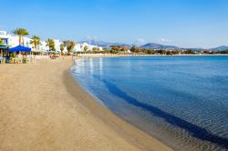 La spiaggia cittadina di Agios Georgios a Naxos in Grecia, Isole Cicladi.