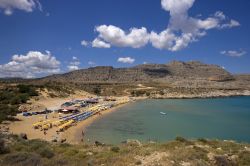 La spiaggia di Agia Agathi a Rodi, arcipelago del Dodecaneso, Grecia