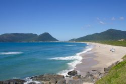 La spiaggia di Campeche a Florianopolis, isola di Santa Catarina (Brasile). Adatta a chi ama praticare sport, questa spiaggia è una delle migliori per gli appassionati di surf e kitesurf.
 ...