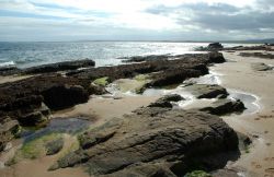 La spiaggia di Dornoch con la bassa marea, Scozia. Grazie al fenomeno dell'abbassamento delle acque le rocce affiorano in superficie.

