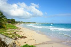 La spiaggia di Long Bay nella parrocchia di Portland, Giamaica. E' una delle spiagge più belle della Giamaica e come suggerisce il nome si tratta di un lembo di terra piuttosto lungo ...