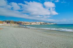 La spiaggia di piccoli ciottoli a Ceuta, enclave spagnola in Marocco. Sullo sfondo, la cittadina che è un porto franco.
