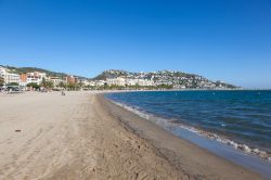 La spiaggia di Roses, sulla Costa Brava in Catalogna, Spagna - © Philip Lange / Shutterstock.com