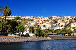 La spiaggia di San Sebastian de La Gomera, principale cittadina dell'isola nell'arcipelago delle Canarie (Spagna).
