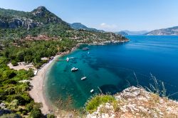 La spiaggia di Turunc nei pressi di Marmaris, Turchia. Uno dei tratti di litorale più eleganti e tranquilli di tutta la costa turca.
