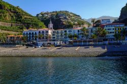 La spiaggia e il villaggio di pescatori di Ponta do Sol a Madeira in Portogallo