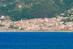 La spiaggia e la cittadina di Gioiosa Marea in provincia di Messina in Sicilia