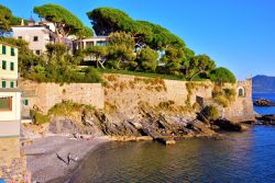 La spiaggia pubblica di Campolungo a Sant'Ilario di Genova, in Liguria.
