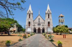 Nel giardinetto antistante la St. Sebastian's Church di Negombo (Sri Lanka) sono visibili diverse statue religiose. - © Denis Costille / Shutterstock.com
