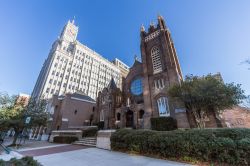 La St.Andrew's Episcopal Cathedral a Jackson, Mississippi, USA. Sulla sinistra, il Lamar Life Building, un edificio storico progettato in stile neogotico e completato nel 1924. E' l'ottavo ...