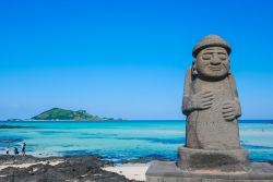 La statua del Nonno di pietra e la splendida spiaggia dell'isola di Jeju in Corea del Sud
