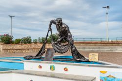 La statua del pescatore nella piazza centrale di Isola delle Femmine, borgo della provincia di Palermo in Sicilia - © elesi / Shutterstock.com