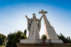 La statua della Signora del Calvario a Moissac, Francia.
