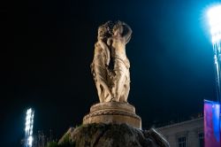 La statua delle Tre Grazie fotografata di notte a Montpellier, Francia. Installata nel 1755 è una delle fontane storiche della città dell'Occitania.

