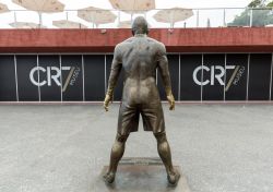 La statua di Cristiano Ronaldo all'ingresso ...
