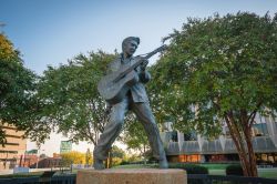La statua di Elvis Presley nell'omonima piazza di Memphis, Tennessee (USA) - © f11photo / Shutterstock.com