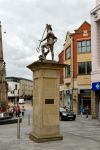 La statua di Nettuno in Market Square a Durham, Inghilterra. Collocata nella piazza nel 1729, simboleggiava il progetto di trasformare Durham in un porto marittimo interno alterando il corso ...
