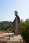 La statua di Notre-Dame d'Afrique nei pressi di Théoule-sur-Mer, Francia. Alta 12 metri, questa statua dedicata alla Madonna Nera è un luogo di culto per i fedeli francesi ...