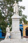 La statua di Rudesindo Antonio Garcia Rijo nella città di Sancti Spiritus, Cuba. Nato nel 1852 a Sancti Spiritus, Rudesindo si recò a Parigi, ancora bambino, con la madre Donna ...