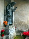La statua di San Corrado a Altotting, Germania: si narra di una miracolosa sorgente d'acqua che permetteva il recupero della vista.
