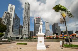 La statua di Sir Thomas Stamford Raffles nei pressi del fiume a Singapore. E' stato il fondatore della città nel 1819 - © reezuan / Shutterstock.com 