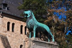 La statua di un animale nell'antica città tedesca di Goslar, Sassonia.


