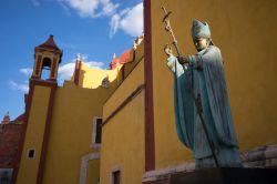 La statua di un religioso a Guanajuato, Messico.
