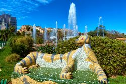 La statua di una tigre sdraiata nel giardino di Marina d'Or a Oropesa del Mar, Spagna. Rivestita da minuscole tessere di ceramica colorata, questa simpatica decorazione scultorea sembra ...