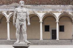 La statua seicentesca di Ercole in piazza Libertà a Udine, Friuli Venezia Giulia. Assieme a quella di Caco venne portata qui dopo l'abbattimento del Palazzo della Torre di piazza ...