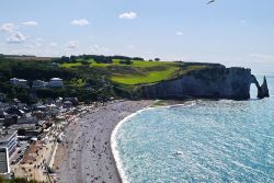 La stazione balneare di Etretat, Alta Normandia, Francia. Affacciato sul canale della Manica, questo antico villaggio di pescatori, è oggi una delle stazioni balneari più rinomate ...