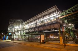 La stazione ferroviaria di Wuppertal fotografata di notte, Germania.
