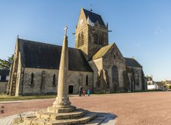 La storica chiesa di Sainte Mere Eglise in Francia famosa per il paracadustita del D-Day che rimase appeso sul campanile
