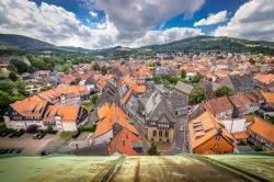 La storica cittadina di Goslar, Germania, vista dall'alto. Immersa in una natura idilliaca fra boschi, prati e laghi (naturali e artificiali), Goslar vanta un centro dichiarato Patrimonio ...