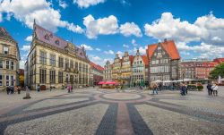 La storica Piazza del Mercato di Brema, Germania. Su quest'area pubblica si affacciano edifici e palazzi storici oltre che monumenti simbolo della città: il Municipio e la statua ...